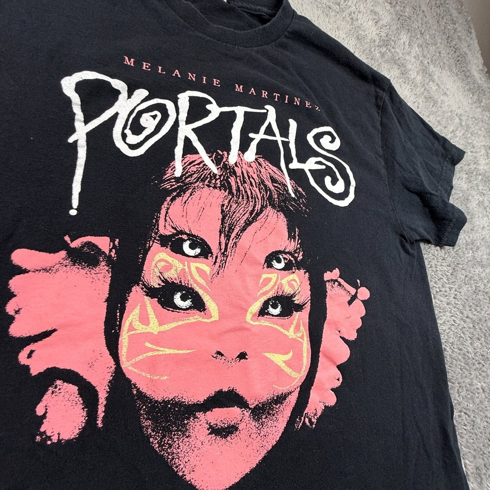 Melanie Martinez Portals Tour T-Shirt M Black Crew Neck Pop Music Fan Tee - Picture 3 of 3